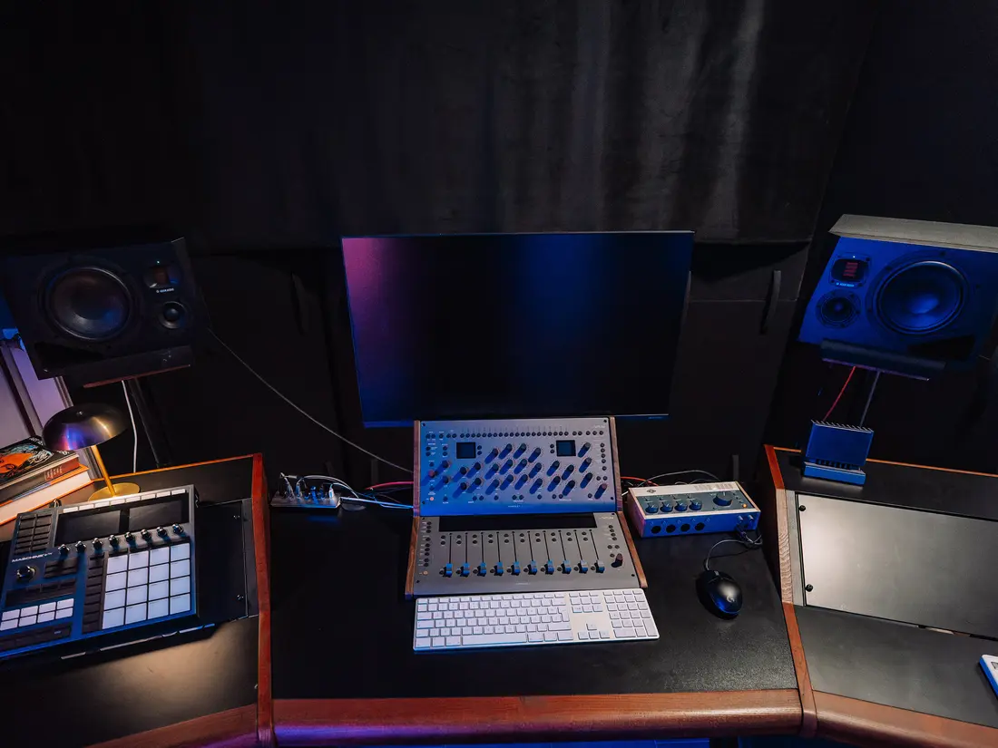 The mixing desk with Softube Console 1 between ADAM Audio monitors